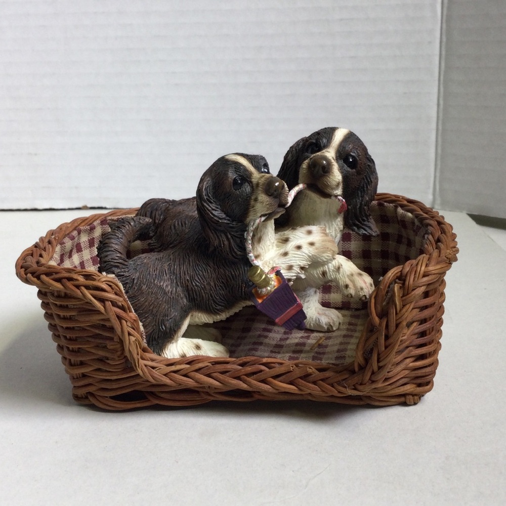Living Stone Vintage 1998 Brown White Springer 2 Puppies in Basket Figurines